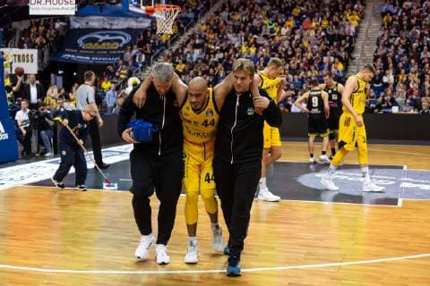 Basketball Berlin 02 02 2019 easyCredit BBL 1 Bundesliga Season 2018 2019 Alba Berlin medi Bayreuth Stefan Peno ALBA Berlin No 44 Injured at the knee