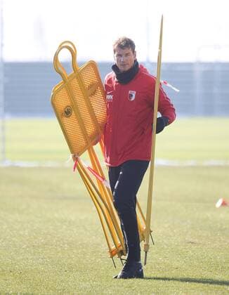 Jens Lehmann (Co-Trainer FC Augsburg) schleppt Trainingsgeräte auf dem Platz, FC Augsburg, Training, Saison 2018- 2019, *** Jens Lehmann Co Trainer FC Augsburg drags training equipment on the field FC Augsburg Training Season 2018 2019 B-HAUPT