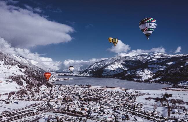 Sport Themen der Woche KW06 Sport Bilder des Tages 04.02.2019, Zell am See - Kaprun, AUT, BalloonAlps, im Bild Heissluftballone fahren ueber Zell am See Hot-air balloons are seeing above Zell am See during the International Balloonalps Alps Crossing Event, Zell am See Kaprun, Austria on 2019 02 04. Zell am See *** 04 02 2019 Zell am See Kaprun AUT BalloonAlps in picture Hot air balloons are seeing above Zell am See during the International Balloonalps Alps Crossing Event Zell am See Kaprun Austria on 2019 02 04 Zell am See  EP_fei  