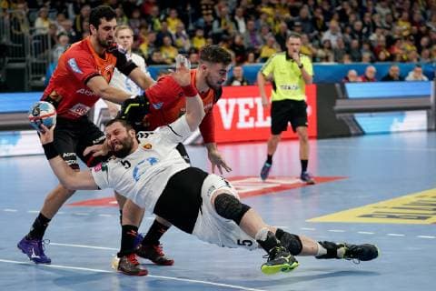 v li Ilija Abutovic RNL 20 Jannik Kohlbacher RNL 80 Stojanche Stoilov Skopje 5 duel game scene duel tackle tackling dynamics action action handball champions league Rhine Neckar lions RK Vardar Skopje xozx