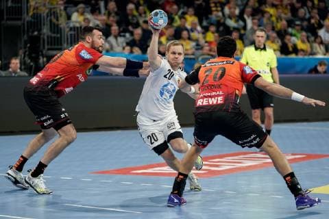 v li Gedeon Guardiola RNL 30 Stas Skube Skopje 20 Ilija Abutovic RNL 20 Duel Combat Game scene Duel tackle tackling Dynamics Action Action Handball Champions League Rhine Neckar Lions RK Vardar Skopje xozx