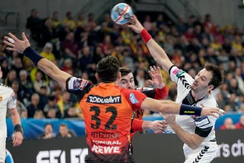 v left Alexander Petersson RNL 32 Jannik Kohlbacher RNL 80 Igor Karacic Skopje 18 Action Action Game scene Handball Champions League Rhein Neckar Löwen RK Vardar Skopje xozx