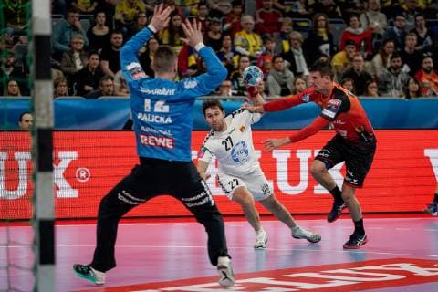 v left Andreas Palicka Goalkeeper RNL 12 Ivan Cupic Skopje 27 Andre Schmid Andy Schmid RNL 2 Duel Duel tackle tackling Dynamic Action Action Handball Champions League Rhein Neckar Löwen RK Vardar Skopje xozx