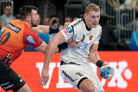 v li Gedeon Guardiola RNL 30 Dainis Kristopans Skopje 10 duel game scene duel tackle tackling dynamics action handball champions league Rhine Neckar lions RK Vardar Skopje xozx