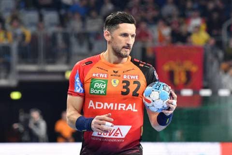 Rhein Neckar Loewen HC Vardar Skopje Rhein Neckar Loewe Alexander Petersson No 32 at the ball in the Champions League Rhein Neckar Loewen HC Vardar Skopje Mannheim 06 02 19 Handball Champions League Group Phase Mannheim Baden Wuerttemberg Germany SAP Arena