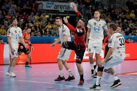 v li Christian Dissinger Skopje 15 Gleb Kalarash Skopje 21 Jannik Kohlbacher RNL 80 Dainis Kristopans Skopje 10 Daniil Shishkarev Skopje 33 jump throw throw goal throw action scene handball champions league Rhine Neckar lions RK Vardar Skopje xozx