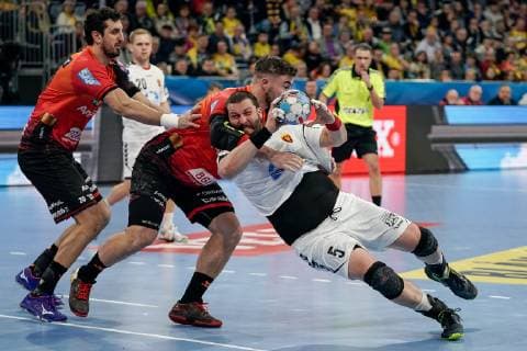 v li Ilija Abutovic RNL 20 Jannik Kohlbacher RNL 80 Stojanche Stoilov Skopje 5 duel game scene duel tackle tackling dynamics action action handball champions league Rhine Neckar lions RK Vardar Skopje xozx