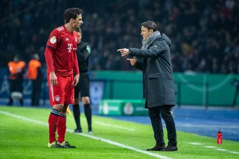 06 02 2019 xkvx Soccer DFB Cup Hertha BSC Berlin FC Bayern Munich emspor v l Mats Hummels FCB FC Bayern Munich Coach Niko Kovac FCB FC Bayern Munich gives instruction gesticulated with arms gesticulate gives instructions gesticulate DFL DFB REGULATIONS PROHIBIT ANY USE OF PHOTOGRAPHS as IMAGE SEQUENCES and or QUASI VIDEO Olympiastadion