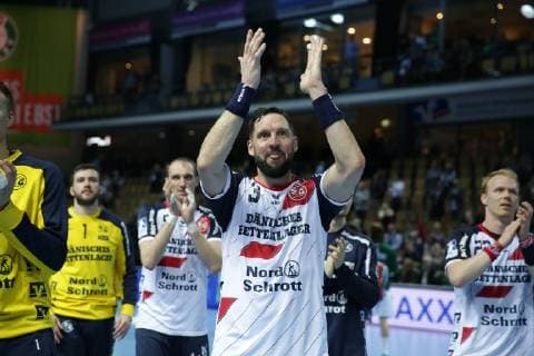 Germany Wetzlar Rittal Arena 07 02 2019 Handball 1 DKB Bundesliga 20 Matchday HSG Wetzlar SG Flensburg Handewitt Picture by Tobias Karlsson SG Flensburg Handewitt 3 cheers for the fans who travelled with him Copyright: HMBxMedia ThomasxJäger