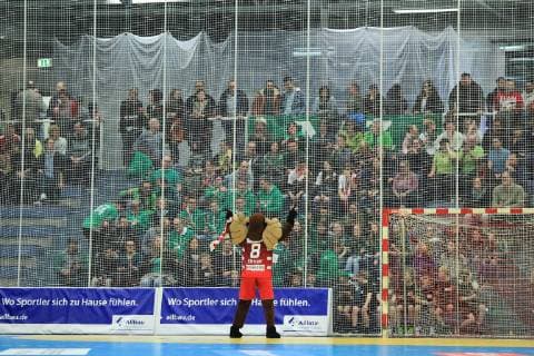 The mascot of TUSEM Essen cheers on the fans at the game TUSEM Essen vs. Dessau Rosslauer HV Handball 2 Bundesliga 08 02 2019 TUSEM Essen vs. Dessau Rosslauer HV Handball 2 Bundesliga 08 02 2019 Essen Copyright: xEIBNER MarioxHommesx EP_MHS