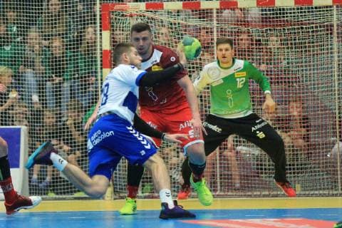 Johannes Wasielewski Dessau Rosslau 18 runs for goal Dennis Szczesny Essen 22 lurks for him at match TUSEM Essen vs. Dessau Rosslauer HV Handball 2 Bundesliga 08 02 2019 TUSEM Essen vs. Dessau Rosslauer HV Handball 2 Bundesliga 08 02 2019 Essen Copyright: xEIBNER MarioxHommesx EP_MHS