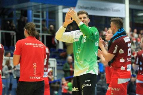 Sebastian Bliss Essen 12 applauds the fans at the game TUSEM Essen vs. Dessau Rosslauer HV Handball 2 Bundesliga 08 02 2019 TUSEM Essen vs. Dessau Rosslauer HV Handball 2 Bundesliga 08 02 2019 Essen Copyright: xEIBNER MarioxHommesx EP_MHS