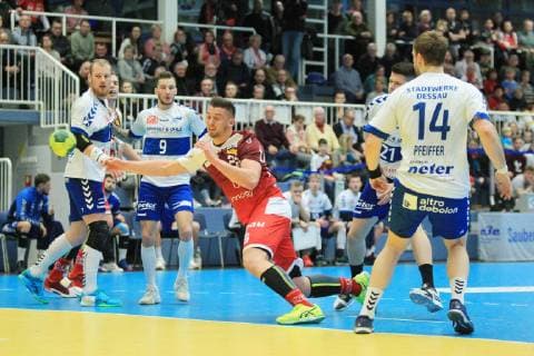 Dennis Szczesny Essen 22 throws at goal Florian Pfeiffer Dessau Rosslau 14 can only watch the game TUSEM Essen vs. Dessau Rosslauer HV Handball 2 Bundesliga 08 02 2019 TUSEM Essen vs. Dessau Rosslauer HV Handball 2 Bundesliga 08 02 2019 Essen Copyright: xEIBNER MarioxHommesx EP_MHS