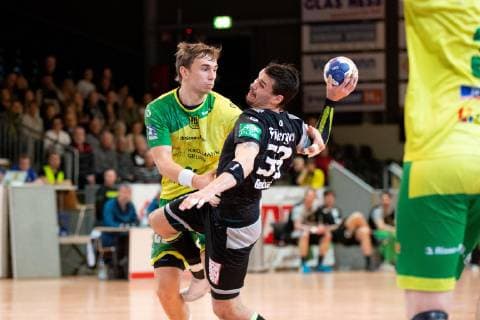 Hagen Germany 09 02 2019 2 Handball Bundesliga 2018 2019 VfL Eintracht Hagen vs HC Elbflorenz L R Dominik Waldhof Hagen Roman Becvar Elbflorenz Hagen Nordrhein Westfalen Germany Krollmann Arena