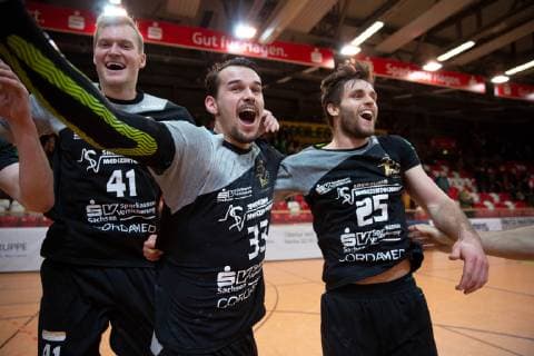Hagen Germany 09 02 2019 2 Handball Bundesliga 2018 2019 VfL Eintracht Hagen vs HC Elbflorenz L R Michal Kasal Elbflorenz Roman Becvar Elbflorenz Sebastian Greß Gress Elbflorenz Hagen Nordrhein Westfalen Germany Krollmann Arena