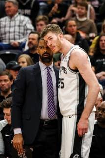 BASKETBALL - NBA Basketball Herren USA Jazz vs Spurs SALT LAKE CITY,UTAH,USA,09.FEB.19 - BASKETBALL - NBA, National Basketball Association, Utah Jazz vs San Antonio Spurs. Image shows assistant coach Ime Udoka (Spurs) and Jakob Poeltl (Spurs). GEPAxpictures xMaticxKlansek