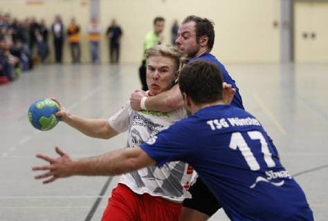 Germany Kelkheim Münster 09 02 2019 Handball Hessen Oberliga Men Season 2018 2019 TSG Münster blue SG Red White Babenhausen ws v l Lukas Schmitt Babenhausen Sebastian Frieman Münster Tim Kunz Münster Sport TSG Münster SG Red White Babenhausen