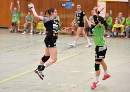 Caren Hammer Waiblingen left Leonie Nowak Gedern Nidda right Handball 2 League Gedern Nidda vs Waiblingen Nidda Copyright: xEIBNER Ralph_Lehmbergx ep_eer
