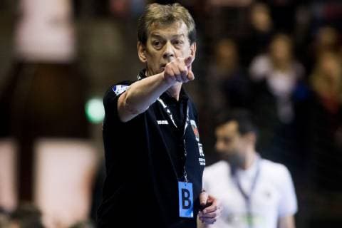 10 02 2019 xfrx Handball EHF Cup Fuechse Berlin St Raphael Var emspor v l Trainer Velimir Petkovic Fuechse Berlin DFL DFB REGULATIONS PROHIBIT ANY USE OF PHOTOGRAPHS as IMAGE SEQUENCES and or QUASI VIDEO Berlin