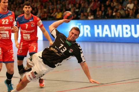 Handball 2 Handball Bundesliga 2018 2019 Handball Sportverein Hamburg vs Balingen Weilstetten Jona Schoch Balingen Weilstetten Jannik Hausmann Balingen Weilstetten Niklas Weller Handball Sportverein Hamburg successful goalscoring Sporthalle Hamburg Hamburg Hamburg