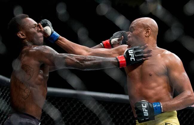 Sport Themen der Woche KW06 Sport Bilder des Tages (190210) -- MELBOURNE, Feb. 10, 2019 (Xinhua) -- Anderson Silva (R) of Brazil competes during the middleweight bout at the UFC 234 event between Israel Adesanya of New Zealand and Anderson Silva of Brazil in Melbourne, Australia, Feb. 10, 2019. (Xinhua Hu Jingchen) (SP)AUSTRALIA-MELBOURNE-UFC234-BANTAMWEIGHT 