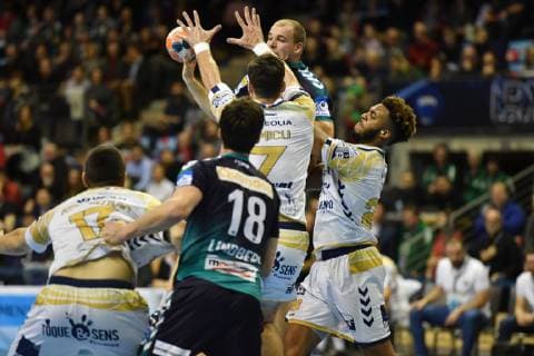 Paul Drux Foxes with ball front Alexandru Viorel Simicu Saint Raphael Jeremy Toto Saint Raphael Hans Lindberg Foxes Aleksa Kolakovic Saint Raphael Foxes Berlin vs. HCN Constanta EHF Cup Mens 2018 2019 Group stage Men Men Men Handball Germany Germany Max Schmeling Halle Berlin 10 2 2019