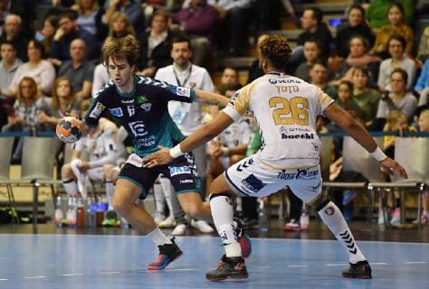 Jacob Tandrup Holm Foxes with ball front Jeremy Toto Saint Raphael Foxes Berlin vs. HCN Constanta EHF Cup Mens 2018 2019 Group stage Men men Handball Germany Germany Max Schmeling Halle Berlin 10 2 2019
