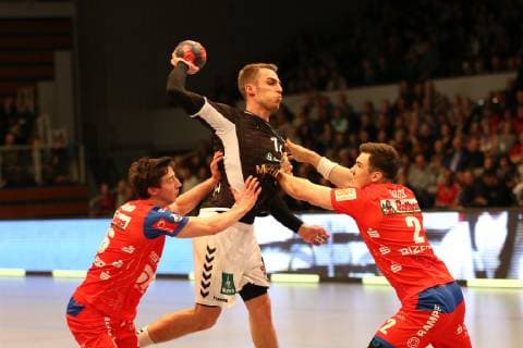 Handball 2 Handball Bundesliga 2018 2019 Handball Sportverein Hamburg vs Balingen Weilstetten Lukas Saueressig Balingen Weilstetten Lukas Ossenkopp Handball Sportverein Hamburg successful goal throw Jona Schoch Balingen Weilstetten Sporthalle Hamburg Hamburg