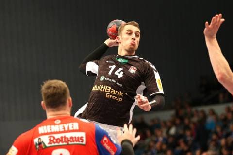 Handball 2 Handball Bundesliga 2018 2019 Handball Sportverein Hamburg vs Balingen Weilstetten Marcel Niemeyer Balingen Weilstetten Lukas Ossenkopp Handball Sportverein Hamburg successful goal throwing Sporthalle Hamburg Hamburg Hamburg