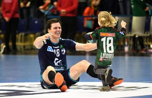 Hans Lindberg Füchse still plays after the match with his daughter Füchse Berlin vs. HCN Constanta EHF Cup Mens 2018 2019 Group stage men men men Handball Germany Germany Max Schmeling Halle Berlin 10 2 2019