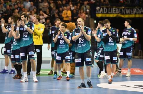 Paul Drux foxes and the rest of the fox team clap their fans after the match Berlin vs. HCN Constanta EHF Cup Mens 2018 2019 Group stage Men men Men Handball Germany Max Schmeling Halle Berlin 10 2 2019