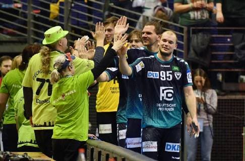 Paul Drux Foxes and the rest of the Fox Team clap the fans after the match from Foxes Berlin vs. HCN Constanta EHF Cup Mens 2018 2019 Group Phase Men Men Men Handball Germany Max Schmeling Halle Berlin 10 2 2019