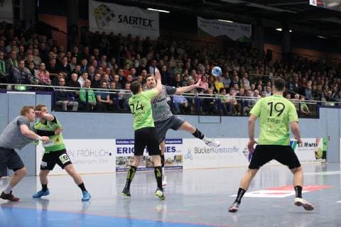 Lukas Boehm DJK Rimpar Woelfe 10 against Sven Wesseling TV Emsdetten 24 left and Yannick Draeger TV Emsdetten 19 right TV Emsdetten vs DJK Rimpar Woelfe Handball 2 Bundesliga 10 02 2019 TV Emsdetten vs DJK Rimpar Woelfe Handball 2 Bundesliga 10 02 2019 Emsdetten Copyright: xEIBNER JanxStrohdiekx EP_JSK