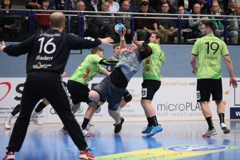 Steffen Kaufmann DJK Rimpar Woelfe 18 against Dirk Holzner TV Emsdetten 22 left and Merten Krings TV Emsdetten 4 right Konstantin Madert TV Emsdetten 16 TV Emsdetten vs DJK Rimpar Woelfe Handball 2 Bundesliga 10 02 2019 TV Emsdetten vs DJK Rimpar Woelfe Handball 2 Bundesliga 10 02 2019 Emsdetten Copyright: xEIBNER JanxStrohdiekx EP_JSK