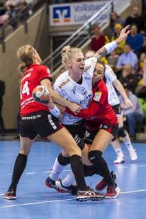 Ludwigsburg Germany 10 February 2019 EHF Cup 18 19 SG BBM Bietigheim vs SC Magura Cisnadie vs Ada Emilia Moldovan Cisnadie Luisa Schulze Bietigheim Larissa Da Silva Cisnadie Ludwigsburg MHP Arena Baden Württemberg Germany