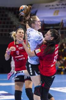 Ludwigsburg Germany 10 February 2019 EHF Cup 18 19 SG BBM Bietigheim vs SC Magura Cisnadie v li Oana Valentina Apetrei Cisnadie Laura van der Heijden Bietigheim Paula Hoha Cisnadie Ludwigsburg MHP Arena Baden Württemberg Germany