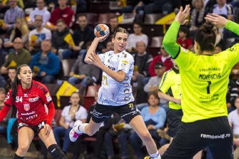 Ludwigsburg Germany 10 February 2019 EHF Cup 18 19 SG BBM Bietigheim vs SC Magura Cisnadie v li Larissa da Silva Cisnadie Fie Woller Bietigheim Gabriela Dias Moreschi Cisnadie Ludwigsburg MHP Arena Baden Württemberg Germany