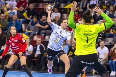 Ludwigsburg Germany 10 February 2019 EHF Cup 18 19 SG BBM Bietigheim vs SC Magura Cisnadie v li Larissa da Silva Cisnadie Fie Woller Bietigheim Gabriela Dias Moreschi Cisnadie Ludwigsburg MHP Arena Baden Württemberg Germany