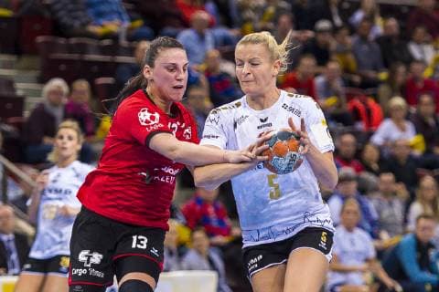 Ludwigsburg Germany 10 February 2019 EHF Cup 18 19 SG BBM Bietigheim vs SC Magura Cisnadie v li Paula Hoha Cisnadie Antje Lauenroth Bietigheim Ludwigsburg MHP Arena Baden Württemberg Germany