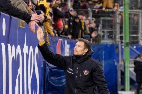 Sören Gonther thanks the fans in the corner 11 02 2019 Football GER 2 Bundesliga 21 Matchday Hamburger SV SG Dynamo Dresden Final score 1 0 Volksparkstadion Hamburger SV vs SG Dynamo Dresden