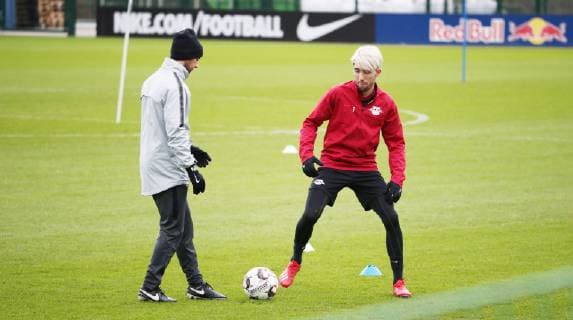 RB Leipzig Training Football Leipzig 12 02 2019 Red Bull Academy Football 1 Bundesliga RB Leipzig Training Im Bild v l Individual training Fitness coach Mark Palmer and Kevin Kampl
