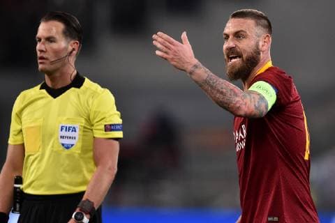 Daniele De Rossi of AS Roma reacts near the referee Danny Makkelie Roma 12-2-2019 Stadio Olimpico Football Champions League 2018 2019 round of 16 1st leg AS Roma - Porto Foto Andrea Staccioli Insidefoto andreaxstaccioli