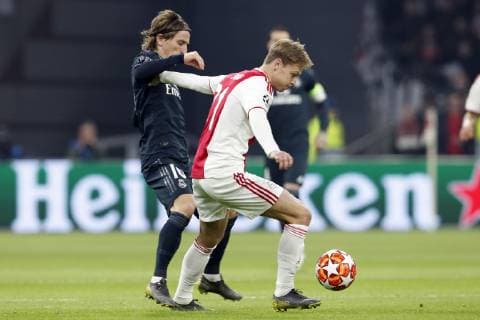 (l-r) Luka Modric of Real Madrid, Frenkie de Jong of Ajax during the UEFA Champions League round of 16 match Ajax Amsterdam and Real Madrid at the Johan Cruijff Arena on February 13, 2019 in Amsterdam, The Netherlands UEFA Champions League 2018 2019 xVIxVIxImagesx xMauricexvanxSteenxIVx 13619270