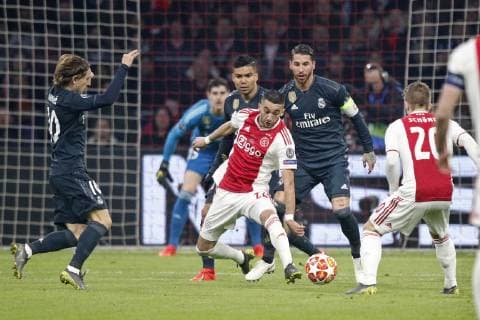 AMSTERDAM, Ajax - Real Madrid, football, Champions League Season 2018 2019, 13-02-2019, Johan Cruijff Arena. Ajax player Dusan Tadic (C) and Real Madrid player Sergio Ramos (R) and Real Madrid player Luka Modric (L) during the game Ajax - Real Madrid. Ajax - Real Madrid  x2820411x