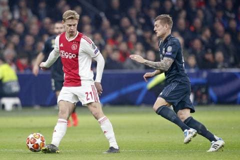 AMSTERDAM, Ajax - Real Madrid, football, Champions League Season 2018 2019, 13-02-2019, Johan Cruijff Arena. Ajax player Frenkie de Jong (L) and Real Madrid player Toni Kroos (R) during the game Ajax - Real Madrid. Ajax - Real Madrid  x2820412x