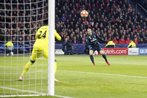 AMSTERDAM, Ajax - Real Madrid, football, Champions League Season 2018 2019, 13-02-2019, Johan Cruijff Arena. Ajax goalkeeper Andre Onana (L) safe ball from Real Madrid player Gareth Bale (R) during the game Ajax - Real Madrid. Ajax - Real Madrid  x2820459x
