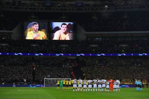 13th February 2019, Wembley Stadium, London England; UEFA Champions League football, Tottenham Hotspur versus Borussia Dortmund; Both teams hold a minute silence for the recent passing of FIFA World Cup WM Weltmeisterschaft Fussball 1966 Winner England Goalkeeper Gordon Banks and Cardiff City s Sala before kick off  ActionPlus12105148 JohnxPatrickxFletcher