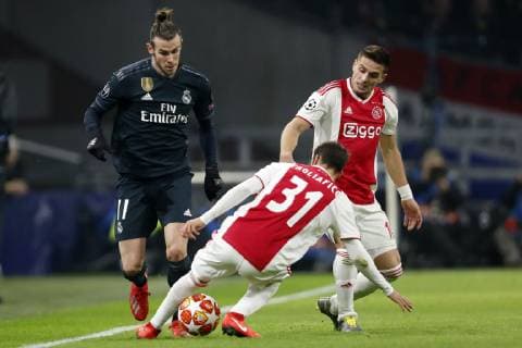 (l-r) Gareth Bale of Real Madrid, Nico Tagliafico of Ajax, Dusan Tadic of Ajax during the UEFA Champions League round of 16 match Ajax Amsterdam and Real Madrid at the Johan Cruijff Arena on February 13, 2019 in Amsterdam, The Netherlands UEFA Champions League 2018 2019 xVIxVIxImagesx xMauricexvanxSteenxIVx 13619345