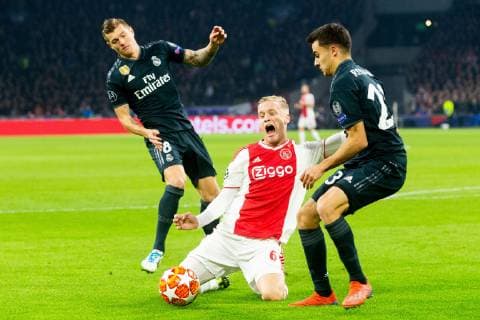 Sport Bilder des Tages Toni Kroos of Real Madrid, Donny van de Beek of Ajax, Sergio Reguilon of Real Madrid during the UEFA Champions League round of 16 match Ajax Amsterdam and Real Madrid at the Johan Cruijff Arena on February 13, 2019 in Amsterdam, The Netherlands UEFA Champions League 2018 2019 xVIxVIxImagesx xTomxBodexMultimediaxIVx 13619537