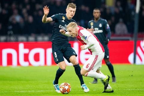 Toni Kroos of Real Madrid, Donny van de Beek of Ajax during the UEFA Champions League round of 16 match Ajax Amsterdam and Real Madrid at the Johan Cruijff Arena on February 13, 2019 in Amsterdam, The Netherlands UEFA Champions League 2018 2019 xVIxVIxImagesx xTomxBodexMultimediaxIVx 13619597